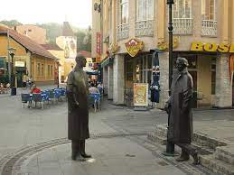 Dies sind die Statuen von Mesa Selimovic und Izmet Mujezinovic in Tuzla.