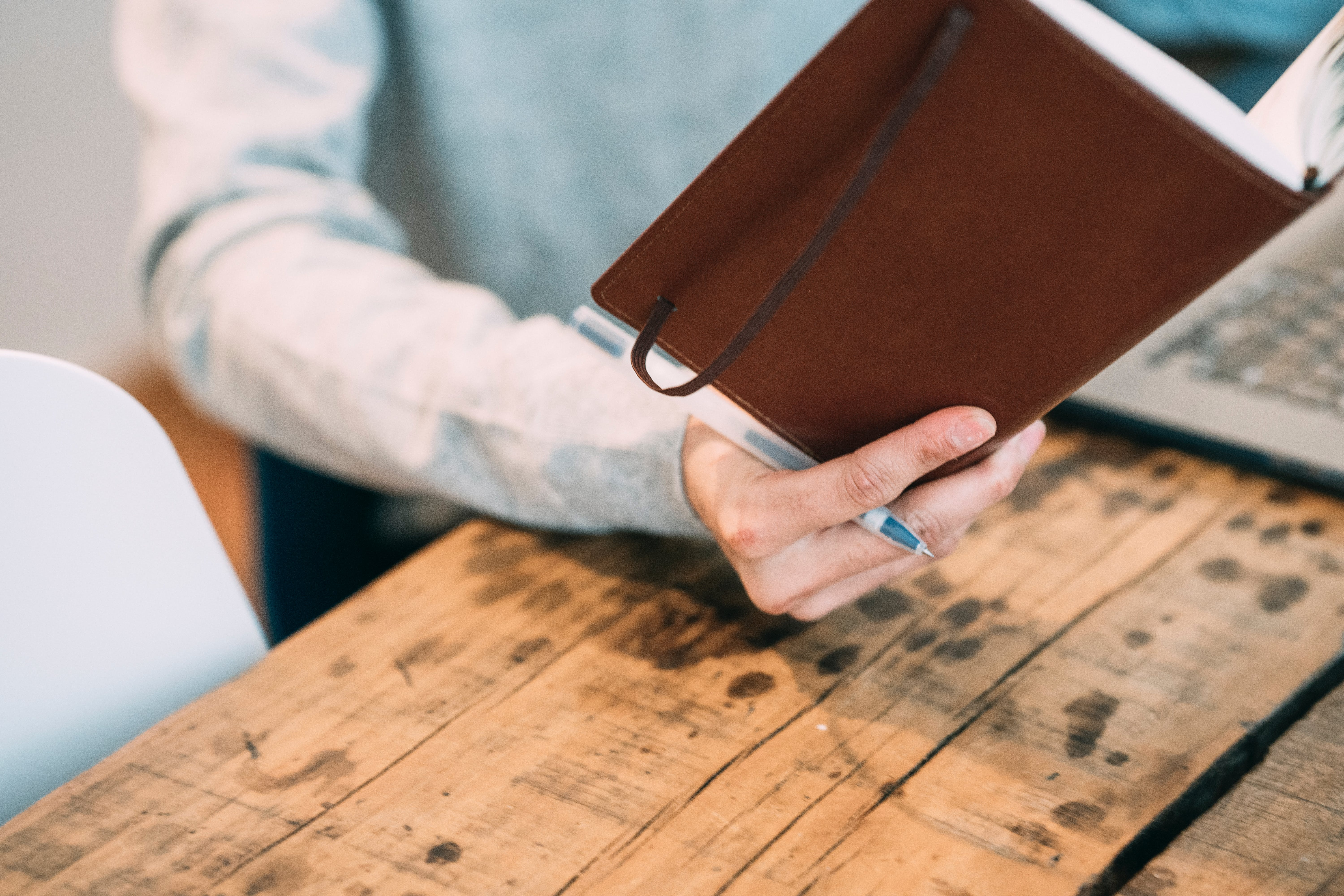 Eine Person mit einem Journal in der Hand